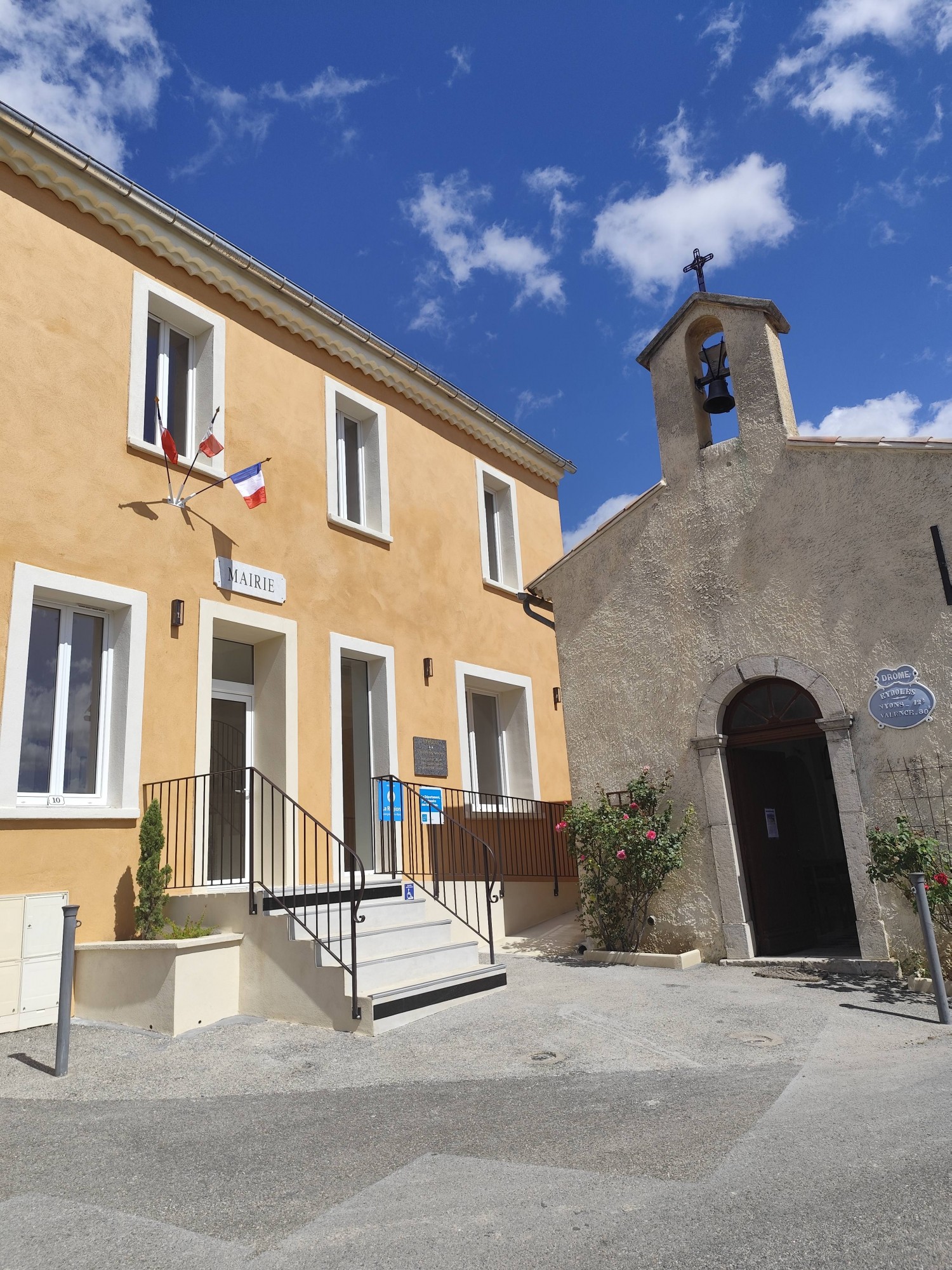 Vue sur la Mairie avec l'Eglise